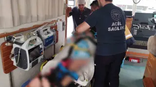 Tekneden düşen turist hastaneye kaldırıldı