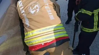 Samandağ’da araçta kilitli kalan çocuk kurtarıldı