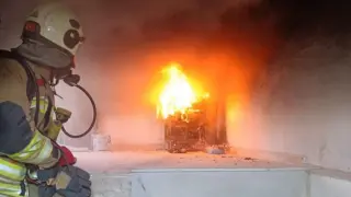 Arsuz’da güneş enerjisi sistemlerinin akülerinde yangın çıktı