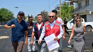Altınova’da 4 mahalleyi birbirine bağlayan caddeye sıcak asfalt