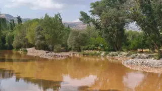Tağar Çayı’nda çamur aktı: Vatandaşların yüzme keyfi yarım kaldı