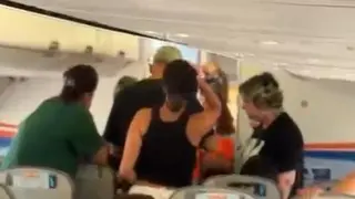 Antalya Havalimanı’nda yolcular uçakta saatlerce bekledi, bagaj krizi yaşadı