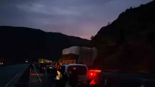 Sivas’ta toprak ve taşların düştüğü yolda 10 kilometrelik araç kuyruğu oluştu