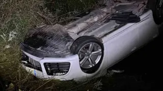 Çamardı’da otomobil şarampole devrildi: 2 yaralı