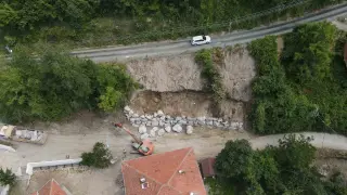 Kastamonu’da selde zarar gören köy yolları, kilometrelerce uzaktan taşınan kaya ve taşlarla onarılıyor