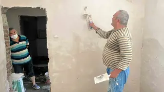 Başkan Başdeğirmen’den, talepte bulunan aileye sıva ve beton desteği