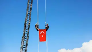 Bursa’da nefes kesen tatbikat; Türk bayrağı metrelerce yükseklikten indirildi