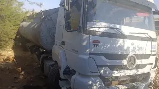 Gelin konvoyuna çarpmamak için manevra yapan tanker yoldan çıktı