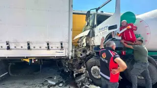Edirne’de beton mikseri park halindeki iki tıra çarptı: 1 yaralı