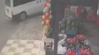 Kontrolden çıkan minibüs evin bahçesine düştü: O anlar kamerada