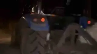 Sürücülerin kazayı fark etmesi için yola saman balyası koyarken otomobil çarptı
