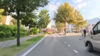 Seyir halindeki halk otobüsü direğe çarptı: O anlar kamerada