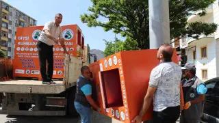 İlçenin dört bir yanına giysi kumbaraları