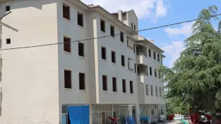 Terk edilen Günyüzü’ndeki eski belediye binası çocuklar için adeta tuzak