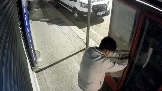 Eskişehir’de 2 çocuk kilitli meşrubat dolabını böyle zorladı