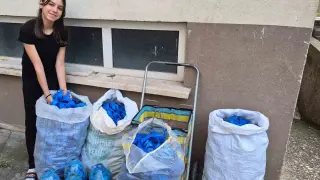Depremzedelere yardım etmek için 1 ton mavi kapak topladı