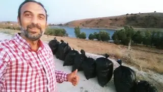 Balık tutmaya geldikleri gölette çöp topladılar