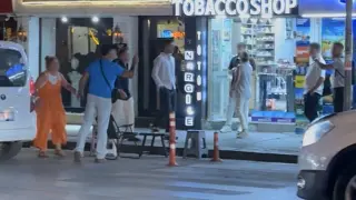 Caddede "Kafanı keserim" diyerek tehdit etti