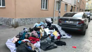 Eskişehir’de kaldırımı kapatan kıyafet yığını dikkat çekti