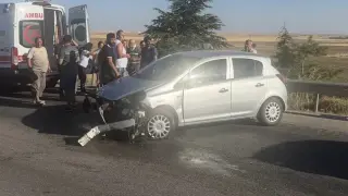 Lastiği patlayan araç bariyerlere girdi: 1’i çocuk 3 yaralı