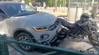 Yayalara yol veren motosikletliye otomobil çarptı
