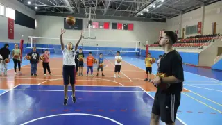 İşitme engelli Koç Fikret Sözen, parkenin yıldızlarını yetiştiriyor