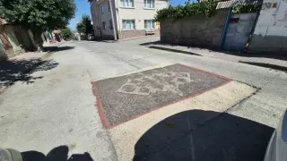 Yoldaki çukuru halıyla kapattılar