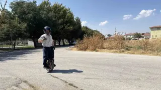 ’Tek teker’ üzerinde 4 bin kilometre gezen 60’lık delikanlıyı görenler şaşırıyor