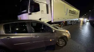 Tır otomobile çarpmasıyla maddi hasarlı kaza meydana geldi