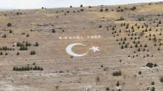 Seyitgazi Avdar bayırındaki dev ay yıldız için bakım ve boyama çalışması