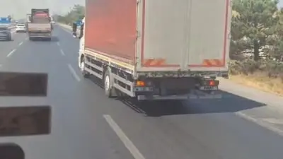 Karayolundaki otluk alanda çıkan yangın ormana sıçramadan söndürüldü