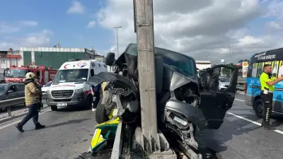 Küçükçekmece E5’te yaz kursuna giden çocukları taşıyan araç önce bariyere ardından direğe çarptı: 12 çocuk ve şoför yaralandı