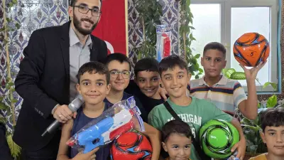 Hediyelerle çocukları camiye ve Kur’an kursuna teşvik ediyor
