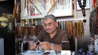 Engelini tespih yaparak unutuyor