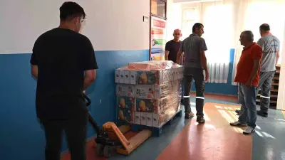 Kemer’de kırtasiye malzemelerinin dağıtımı devam ediyor