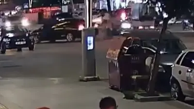 Motosiklet sürücüsü yola savruldu: Kaza anı kamerada