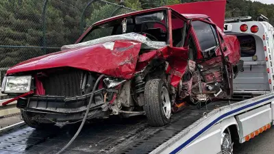 Hafif ticari ile çarpışan otomobil hurdaya döndü: 2 yaralı