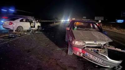 Eskişehir-Ankara yolunda iki otomobil çarpıştı: 5 yaralı