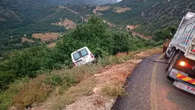 Osmaniye’de yağış nedeniyle yoldan çıkan araç uçuruma düşmekten son anda kurtuldu
