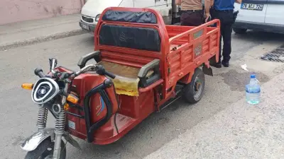 Hafif ticari araç elektrikli motosikletle çarpıştı: 5 yaralı