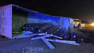 Dörtyol’da demir yüklü tır devrildi