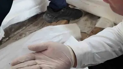 Fare dışkısından ve böcekten geçilmeyen fırındaki dondurucudan paslı keser çıktı