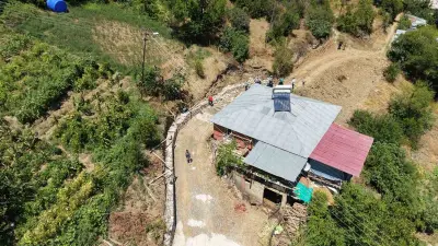 Yolu olmayan yatalak vatandaş için köylü arazisini verdi, belediye yol yaptı