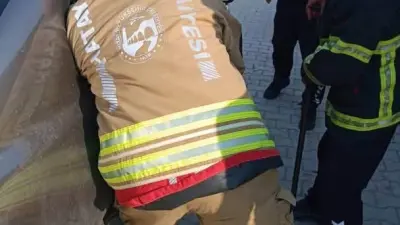 Samandağ’da araçta kilitli kalan çocuk kurtarıldı