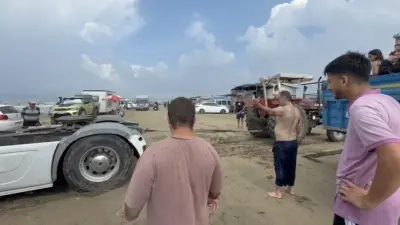 Kuma gömülen tırı iki traktör kurtardı