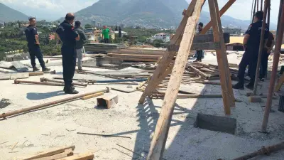Eşini ve kayınvalidesini bıçaklayan şahıs intihar teşebbüsünü canlı yayınladı
