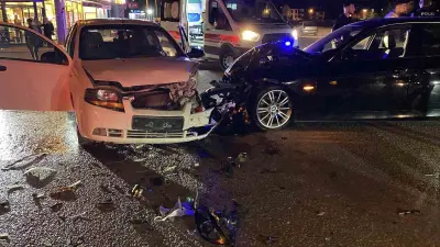 Otomobiller kafa kafaya çarpıştı: 2 yaralı
