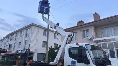 Erzincan’da elektrik direği kıvılcım saçtı: Mahalle sakinleri korku dolu anlar yaşadı