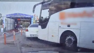 Yolcu otobüsünün çarptığı otomobilin sürüklendiği anlar araç kamerasına yansıdı