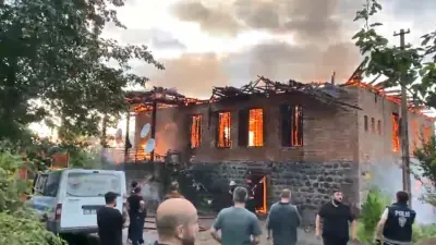 Arhavi’de 2 katlı ev küle döndü